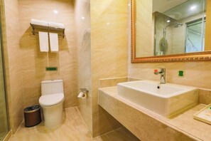 مكتب وستائر تعتيم ومكواة/لوح كي وبديكورات فريدة لكل غرفة