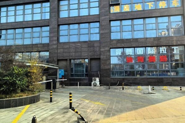 Free self parking - Vienna Hotel (Yixing High-speed Railway Station) (Yixing)