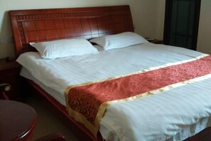 A bed with a wooden headboard, white bedding, and a red and gold decorative throw. - Qingcheng Mountain Qingcheng House Inn (Dujiangyan)