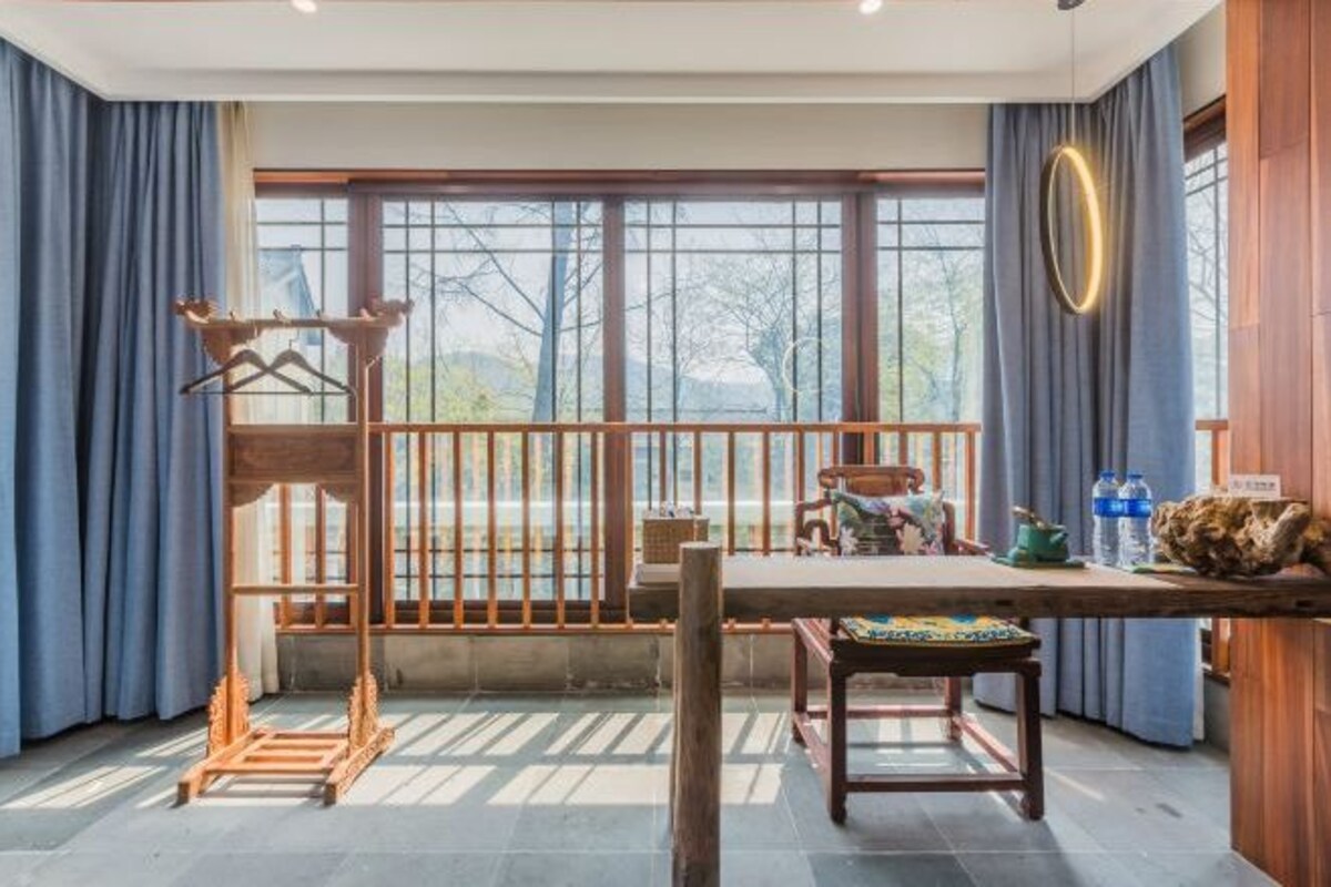 202 Autumn Moon over the Calm Lake Garden-View Family Room (South Facing) with 100-Inch Projection & Tatami Children's Bed
