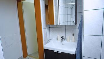 Suihku, hiustenkuivaaja, pyyhkeet, saippua