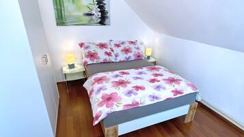 1 makuuhuone, työpöytä, silitysrauta/-lauta, vauvan matkasänky