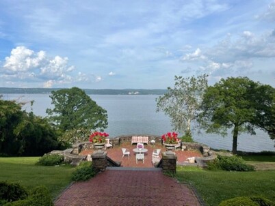 Luxury Hudson River Retreat- quaint town, nature & NYC nearby.