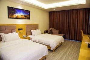 Quarto de hotel com duas camas, uma escrivaninha, uma cadeira, um quadro na parede e uma cortina.