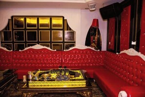 Un sofá tapizado rojo con una mesa decorativa frente a él.