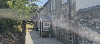 Pretty Converted Stable Block. Village Centre, close to Lost Gardens of Heligan