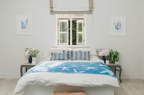 Pretty Converted Stable Block. Village Centre, close to Lost Gardens of Heligan