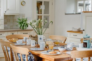 Dining - Pretty Converted Stable Block. Village Centre, close to Lost Gardens of Heligan (Saint Ewe)