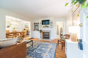 TV, offices - Nestled amongst the site of Old Graham Springs is where you will find The Blue Cottage (Harrodsburg)