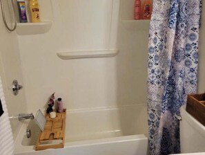 Combined shower/bathtub, hair dryer, towels, soap - Serene Bohemian Paradise 420 friendly (New Haven)