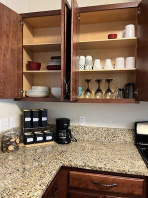 Fridge, microwave, oven, stovetop - Serene Bohemian Paradise 420 friendly (New Haven)