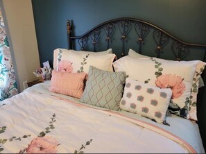 2 bedrooms, iron/ironing board, free WiFi, bed sheets - Serene Bohemian Paradise 420 friendly (New Haven)