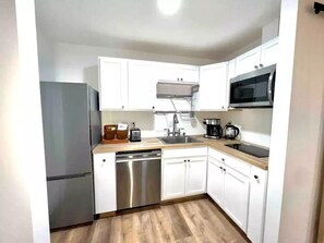 Fridge, microwave, stovetop, dishwasher