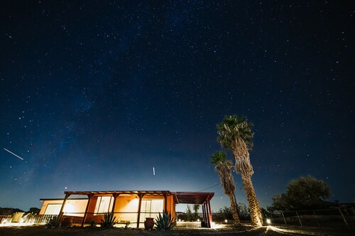 Experience Tranquility Near Joshua Tree National Park, Views, Hiking, Hot Tub.