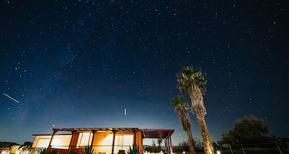 Experience Tranquility Near Joshua Tree National Park, Views, Hiking, Hot Tub.