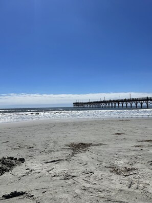 Playa en los alrededores y camastros 