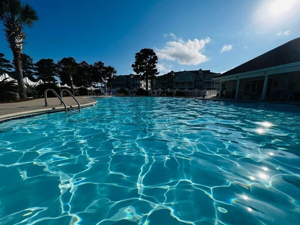 Una piscina al aire libre