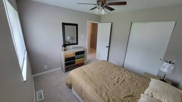 3 bedrooms, desk, iron/ironing board, free WiFi