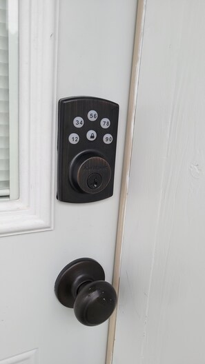 3 habitaciones, escritorio, tabla de planchar con plancha y wifi gratis 