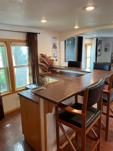 Country Charmer on the Farm! Pool Table, BIG flat screens