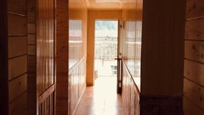 A wooden hallway with a view to the outside. - moranju hotel (Zhangjiajie)