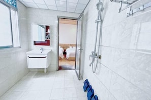Ein modernes Badezimmer mit Waschbecken, Spiegel und Dusche.