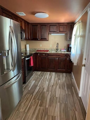 Frigorífico, microondas, horno y placa de cocina