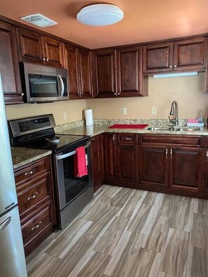 雪櫃、微波爐、焗爐、爐具