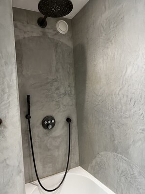 Combined shower/bathtub