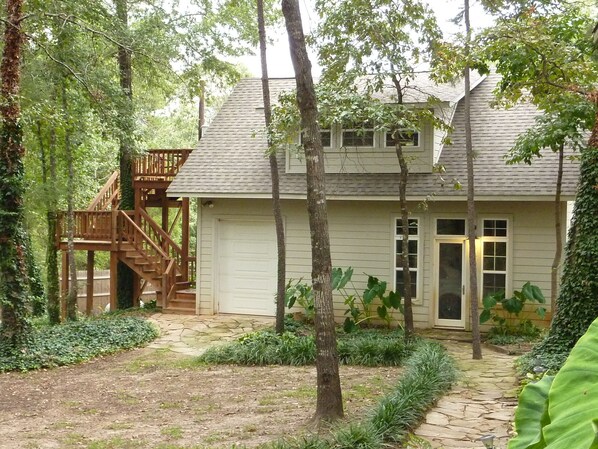 Exterior - Treehouse: Romantic Hideaway on Private Lake (Pittsburg)
