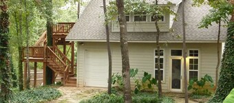 Treehouse: Romantic Hideaway on Private Lake