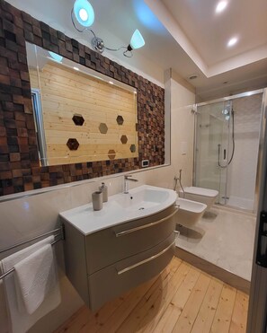 Doccia, asciugacapelli, bidet, asciugamani