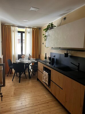 Fridge, oven, stovetop, coffee/tea maker