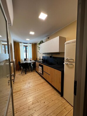 Kühlschrank, Ofen, Herdplatte, Wasserkocher mit Kaffee-/Teezubehör