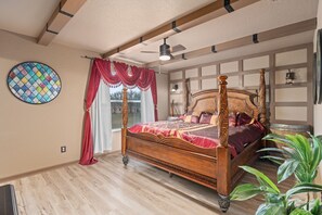 3 slaapkamers, een bureau, een strijkplank/strijkijzer, reisbedje