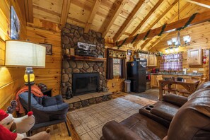 Smart TV, fireplace, DVD player - Secluded cabin for 2 in the Hocking Hills (Logan)