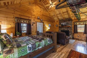 1 bedroom, free WiFi, bed sheets, wheelchair access - Secluded cabin for 2 in the Hocking Hills (Logan)
