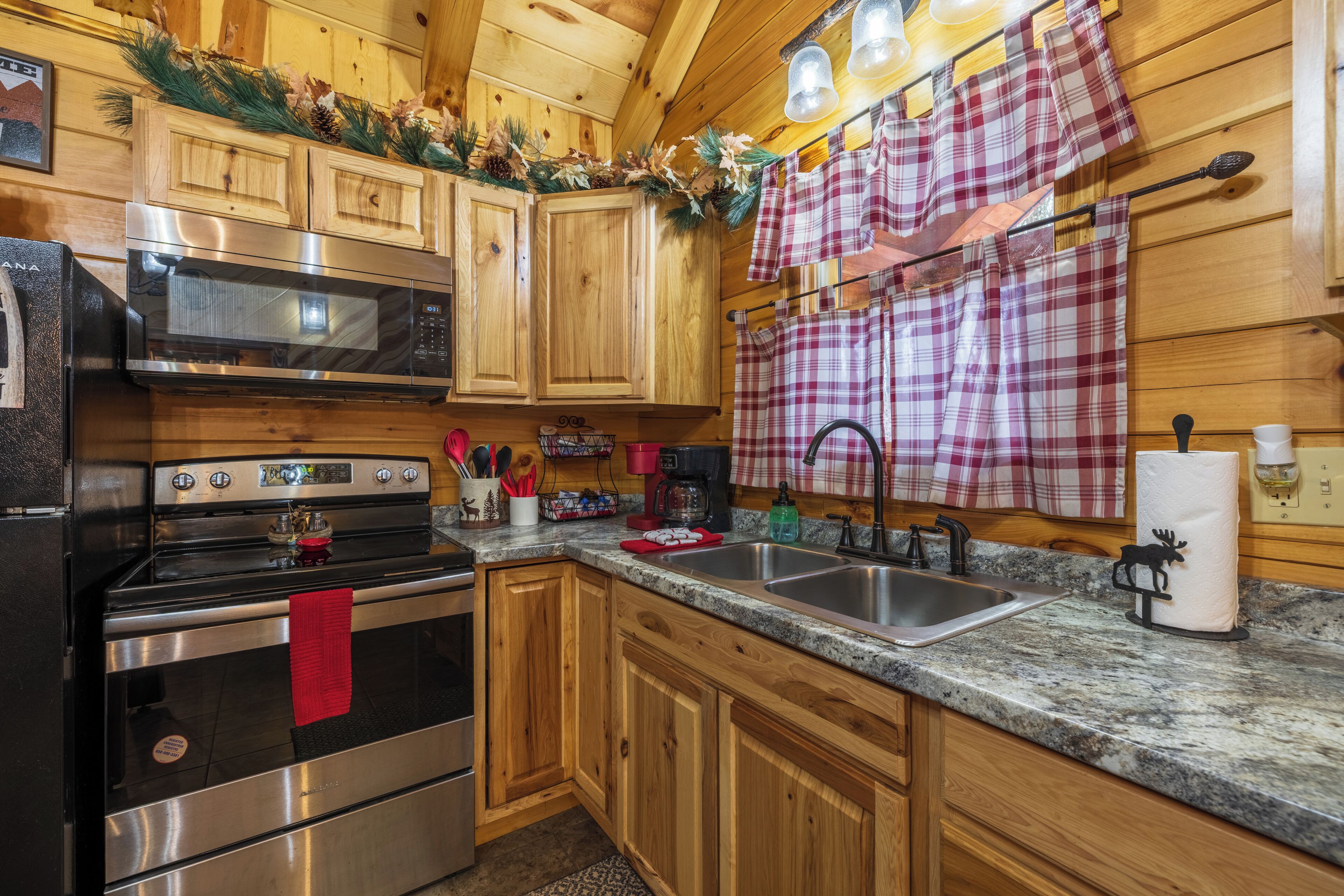 Jääkaappi, mikroaaltouuni, uuni, liesi