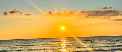 Vlak bij het strand, ligstoelen, strandlakens