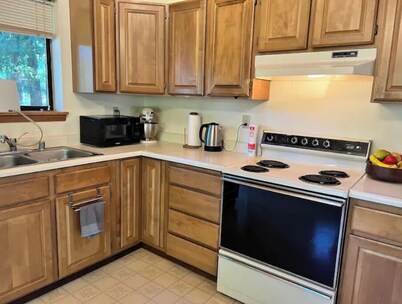 Peaceful 2 bdrm in the woods-