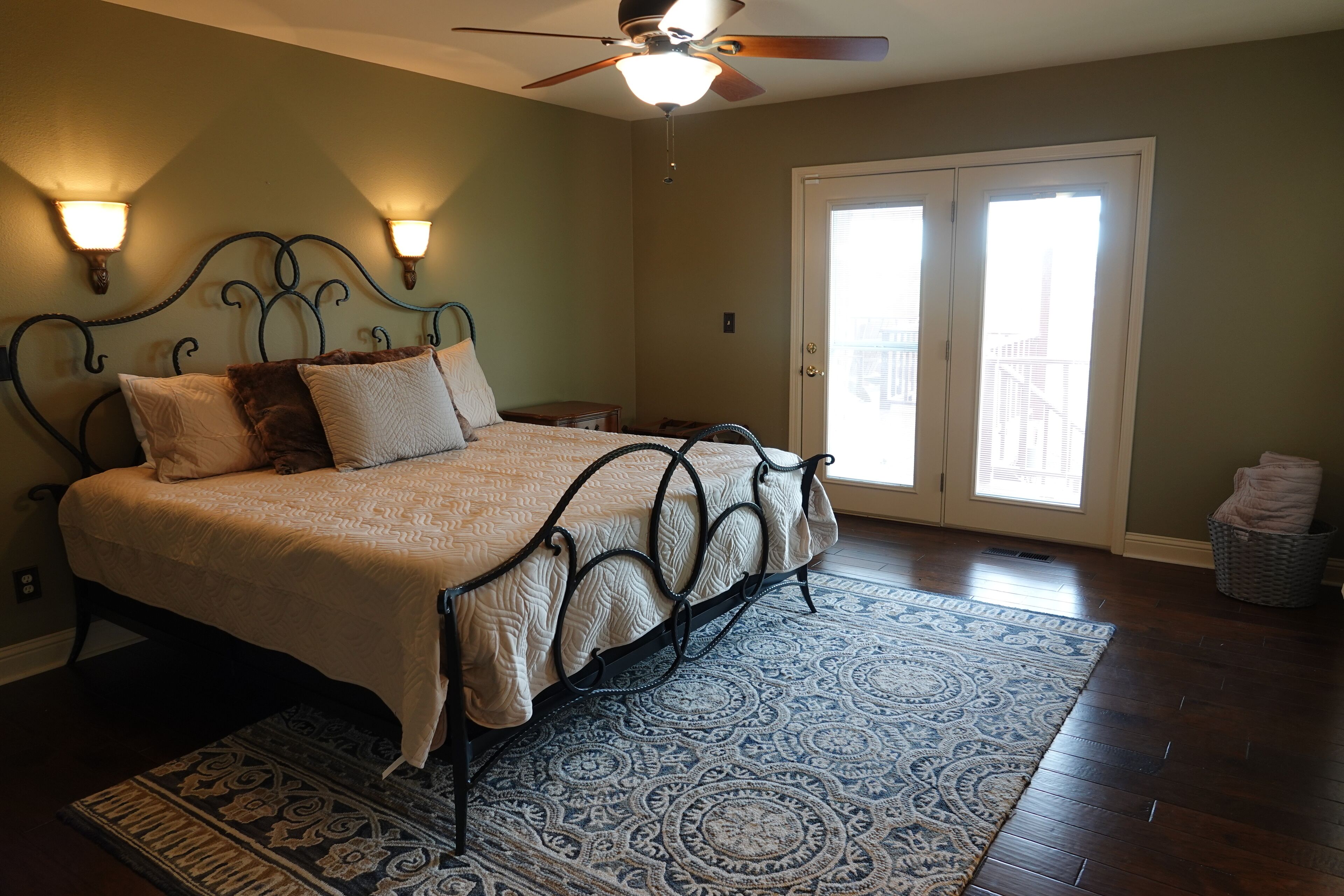 4 bedrooms, desk, iron/ironing board, free WiFi