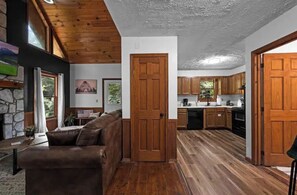 Smart TV, chimenea, libros y estéreo