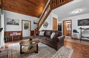 Smart-TV, Kamin, Bücher, Stereoanlage