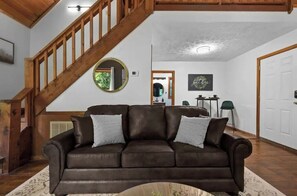 Smart-TV, Kamin, Bücher, Stereoanlage