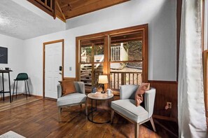 智能电视、壁炉、书、立体声音响