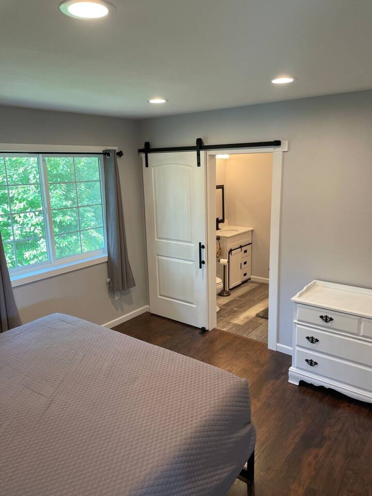 6 bedrooms, iron/ironing board, travel crib, free WiFi