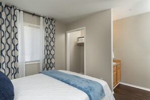 10 Schlafzimmer, Bügeleisen/Bügelbrett, Reisekinderbett