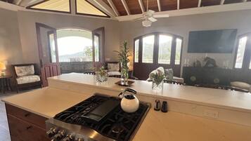 Jääkaappi, mikroaaltouuni, uuni, liesi