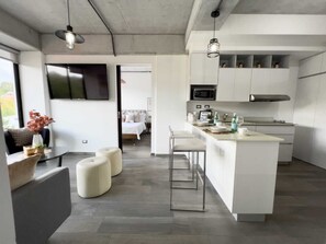 Fridge, microwave, stovetop, dishwasher - Beautiful 2 Bedroom Apartment 5 min walk from Cayala (Ciudad de Guatemala)