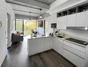 Kühlschrank, Mikrowelle, Herdplatte, Geschirrspüler